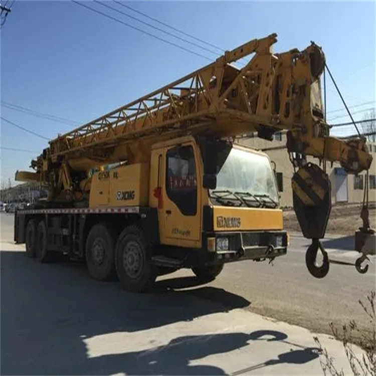 东源吊车怎么吊装挖掘机